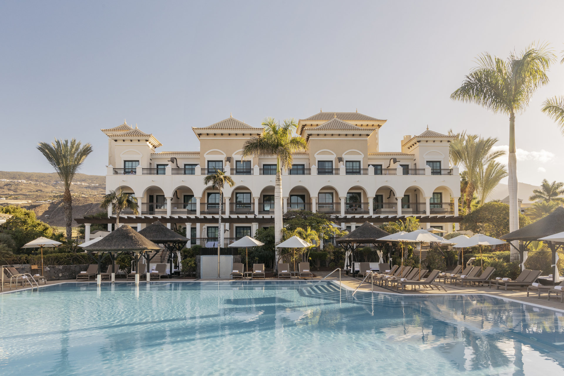 Luxe resort met tropisch zwembad